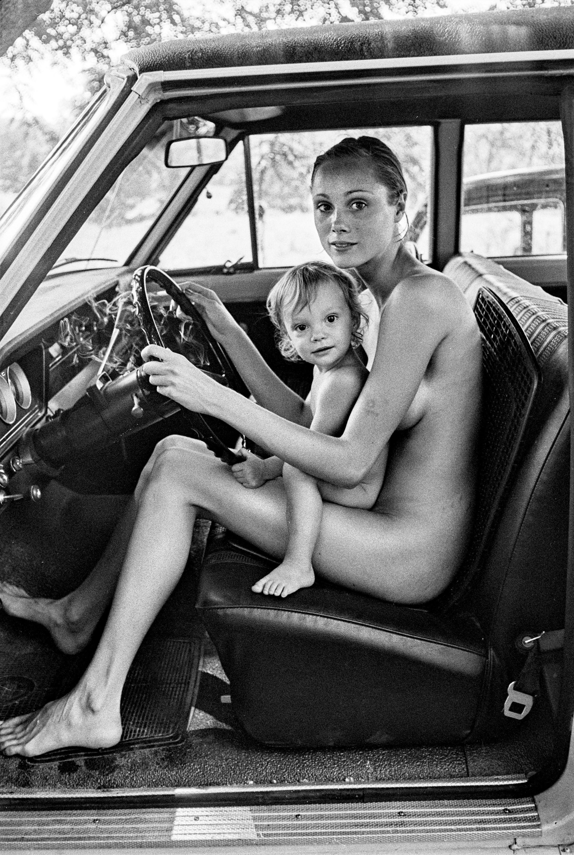 Stan Shaffer, Jane Hitchcock with her daughter Serena, 1973. Courtesy of Justin Shaffer and the estate of Stan Shaffer.